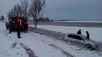 Спасатели в Запорожской области вытягивали автомобили из снежных заносов (фото)