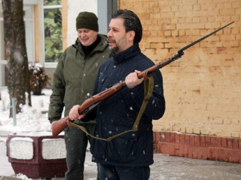 Запорожским артиллеристам подарили винтовку Мосина, выпущенную в 1942 году