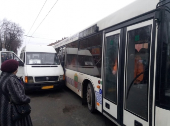 В Запорожье на остановке столкнулись маршрутка и автобус (ФОТО, ВИДЕО)