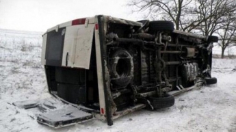 В Киеве перевернулся автобус с военными (видео)