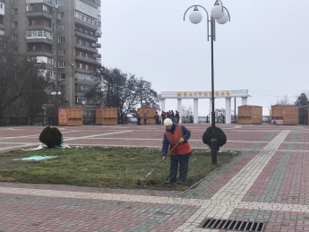 Коммунальщики готовят центральную площадь к народным гуляньям (фото)