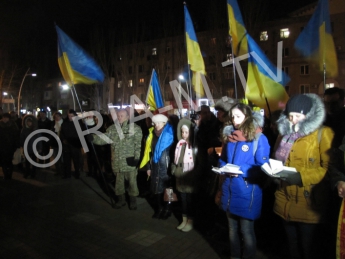 На главной площади в честь Героев Майдана зажгли свечи (видео, фото)