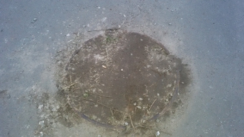 Коммунальщики объяснили, зачем канализационные колодцы "зарыли" (фото)