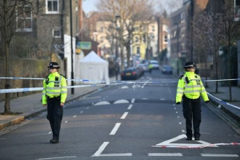 В Лондоне банда подростков с самурайскими мечами убила парня и ранила пятерых (Фото)
