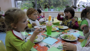 Кусок селедки и батон: в детсаду Киева разразился скандал из-за питания детей
