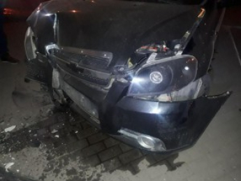 Девушка за рулем авто врезалась в киоск (Фото)