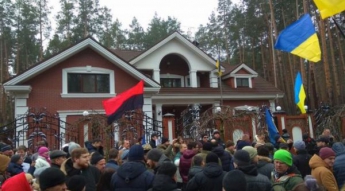Луценко набросился с топором на активистов, митингующих возле его дома (Видео)