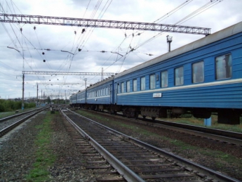 Пассажиры поезда «Запорожье - Киев» более двух часов простояли посреди поля