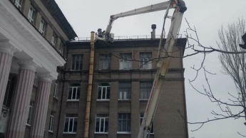 В Запорожье с крыши школы ветром снесло металлический лист (фото)