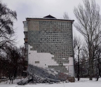 «На совесть сделано»: с фасада запорожской многоэтажки обвалился утеплитель (Фото)