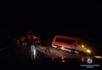 На запорожской трассе в снегу застрял автобус с австрийцами