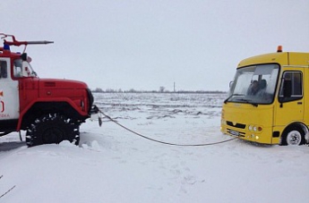 В Бердянском районе в снегу застрял автобус с детьми