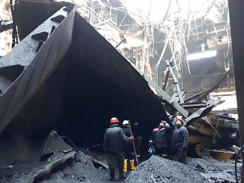 На заводе в Кривом Роге обрушилась крыша, под завалами рабочий: опубликовано видео