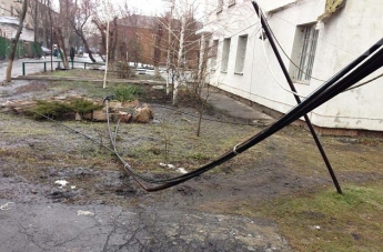 В Запорізькій області на будівлю пологового будинку напали невідомі - фото