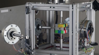 Робот собирает кубик Рубика за треть секунды (видео)