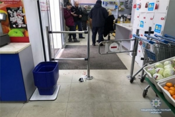 В центре Киева в женщину выстрелили прямо в супермаркете