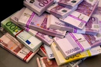 Возле гипермаркета из «Порше» украли огромную сумму в евро. Хозяину стало плохо