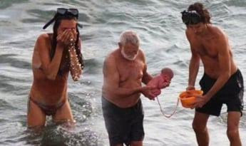 Шокуючі кадри: росіянка народила дитину просто у морі!