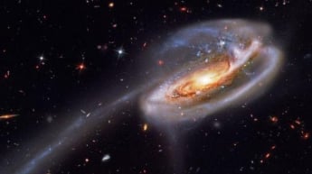 Телескоп Hubble сделал завораживающий снимок слияния двух галактик (фото)