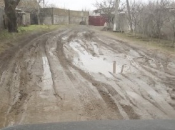 В Мелитополе в частном секторе автомобили вызволяют из грязи лопатами (фото)