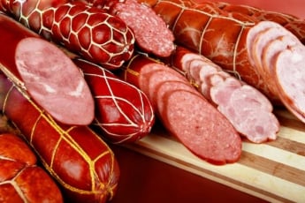 В магазине колбаса хранится прямиком на полу (ФОТО)