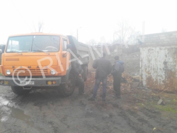 Общественники застукали на «горячем» водителя КАМАЗа, который решил избавиться от строительного мусора (фото)