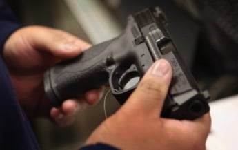 На уроке в США учитель ранил школьника из пистолета