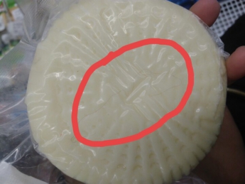 В супермаркете продают "волосатый" сыр (фото)