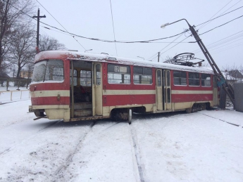 В Запорожье трамвай сошёл с рельс и врезался в столб (ФОТО)
