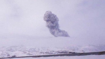 Вулкан Эбеко на Курилах выбросил пепел на высоту двух километров