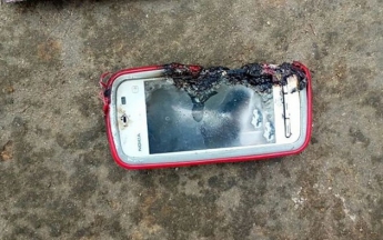 Подключила к зарядке и говорила: девушка умерла от взрыва смартфона