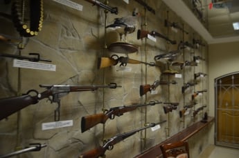 Ружье Брежнева, перстень-револьвер и стреляющая трость: в запорожском музее представлена уникальная коллекция оружия - ФОТО