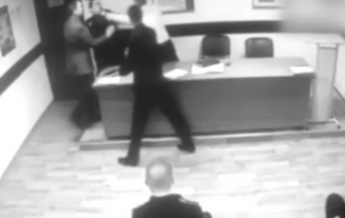 В Москве полицейский пытался задушить подчиненного