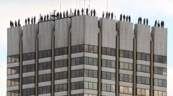 В Лондоне на крыше небоскреба установили антисуицидальные статуи