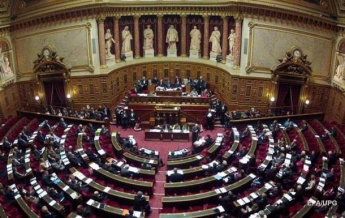 Во Франции уволят треть депутатов и сенаторов