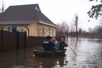 Весенняя оттепель привела в Сумской области к затоплению половины Ахтырки