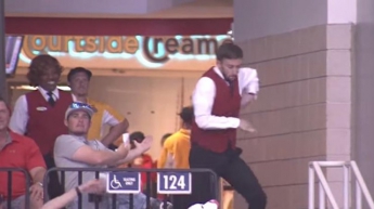 Танцующий стюард на баскетбольном матче стал героем соцсетей
