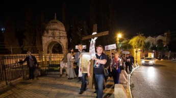 В Иерусалиме сотни украинцев прошли Дорогой Скорби с молитвой о мире (фото)