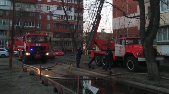 В Киеве во время крупного пожара пострадали люди (фото)