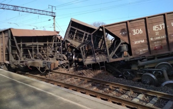 Под Львовом масштабная авария: перевернулся поезд