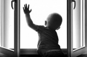 В Кременчуге 4-летний малыш чуть не вывалился из окна 5 этажа. ФОТО