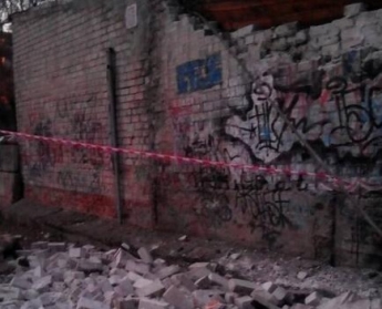 В Запорожье обвалился гараж и чуть не убил мужчину с ребенком (фото)