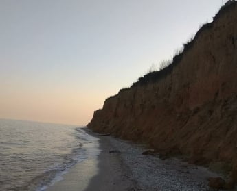 Море "съедает" пляжи на Азовском побережье (фото)