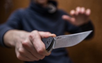 Грабитель отобрал у школьницы телефон, приставив нож к горлу