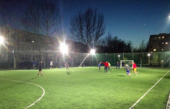 Футбольные матчи на новых площадках проходят даже под покровом ночи (видео)