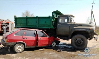 На Запорожской трассе из-за водителя грузовика едва не погибли люди (фото)