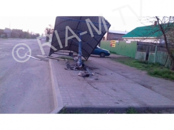 В Мелитополе в результате ДТП снесли остановку (фото)