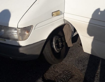 На запорожской трассе маршрутчик с пассажирами угодил в яму, потеряв колесо