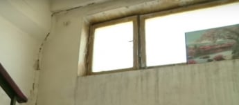 Жизнь под угрозой: из-за сильного наклона запорожской многоэтажки упал шкаф на ребенка