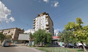 В Запорожье молодой парень на руках вынес из горящей квартиры свою мать, которая серьезно больна и прикована к постели